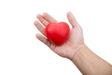 Kırmızı kalp top: stres kesici köpük kırmızı kalp şekli kırpma yolu ile beyaz arka plan üzerinde izole kadın elindeki topu