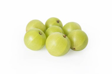 Hint bektaşi üzümü veya kırpma yolu ile beyaz arka plan üzerinde izole Amla (Phyllanthus emblica)