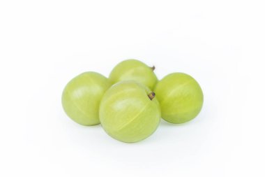 Hint bektaşi üzümü veya kırpma yolu ile beyaz arka plan üzerinde izole Amla (Phyllanthus emblica)