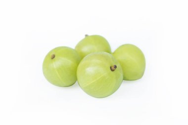 Hint bektaşi üzümü veya kırpma yolu ile beyaz arka plan üzerinde izole Amla (Phyllanthus emblica)