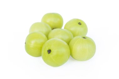 Hint bektaşi üzümü veya kırpma yolu ile beyaz arka plan üzerinde izole Amla (Phyllanthus emblica)