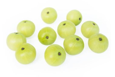 Hint bektaşi üzümü veya kırpma yolu ile beyaz arka plan üzerinde izole Amla (Phyllanthus emblica)