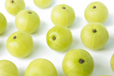 Hint bektaşi üzümü veya beyaz arka plan üzerinde izole Amla (Phyllanthus emblica) 