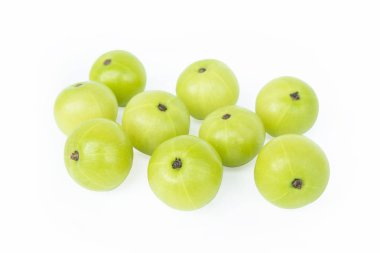Hint bektaşi üzümü veya kırpma yolu ile beyaz arka plan üzerinde izole Amla (Phyllanthus emblica)