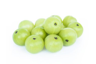 Hint bektaşi üzümü veya kırpma yolu ile beyaz arka plan üzerinde izole Amla (Phyllanthus emblica)