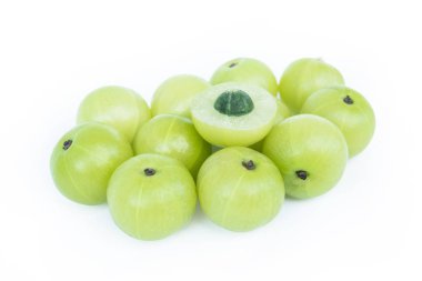 Hint bektaşi üzümü veya kırpma yolu ile beyaz arka plan üzerinde izole Amla (Phyllanthus emblica)
