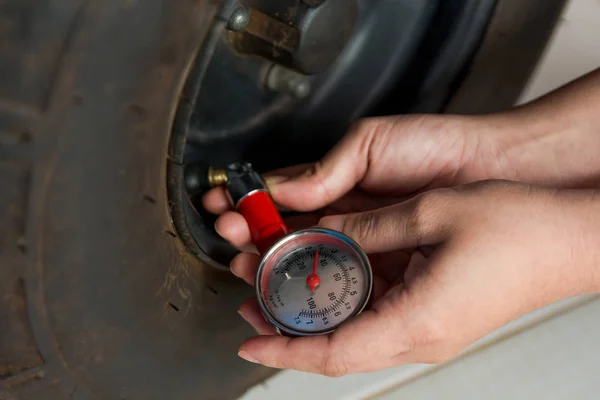 Manômetro Pneu Manômetro Mão Verificando Pressão Para Pneu Carro Condução — Fotografia de Stock