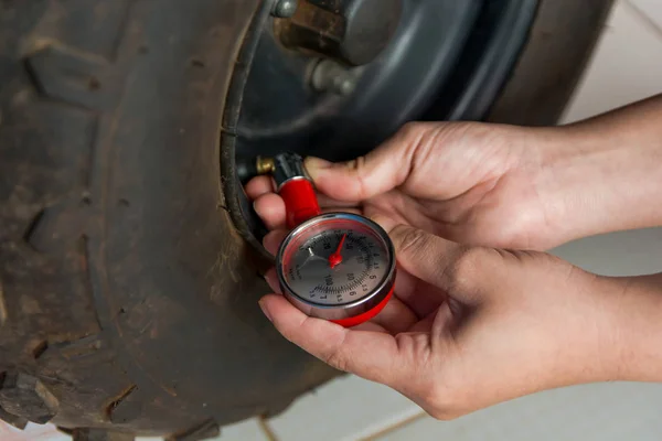 Manometer Für Den Reifendruck Manometer Das Den Luftdruck Für Autoreifen — Stockfoto