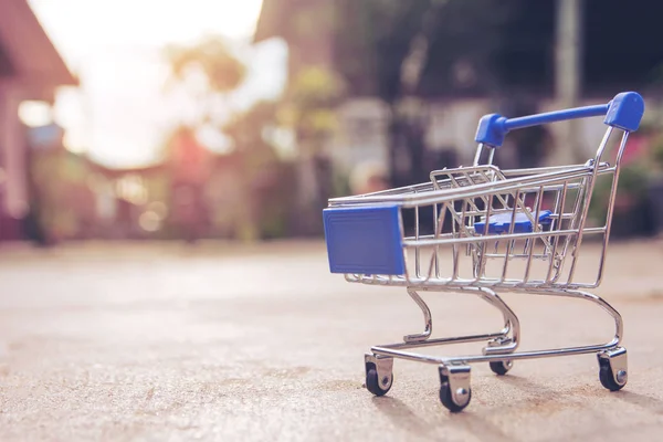 Einkaufskonzept Kleines Blaues Einkaufswagen Spielzeug Auf Betonboden Online Shopping Verbraucher — Stockfoto