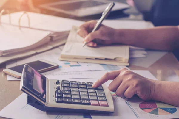 Negocio Cóncavo Mano Mujer Cerca Usando Calculadora Escritura Anotar Con — Foto de Stock