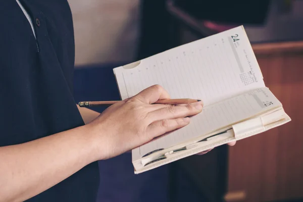 Mujer Sosteniendo Cuaderno Para Escribir —  Fotos de Stock