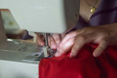 Yapım giysiler bir dikiş makinesi üzerinde çalışan kadın terzi. 