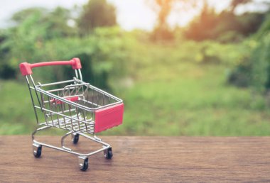 Alışveriş kavramı: kahverengi ahşap masa üzerinde boş alışveriş sepeti. Online alışveriş tüketicilerin ev ve teslimat hizmeti alışveriş yapabilirsiniz. kopya alanı ile