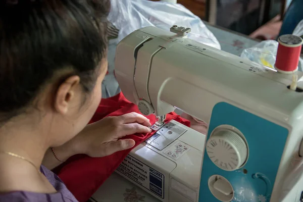 Femme Couturière Travaillant Confection Vêtements Sur Une Machine Coudre — Photo