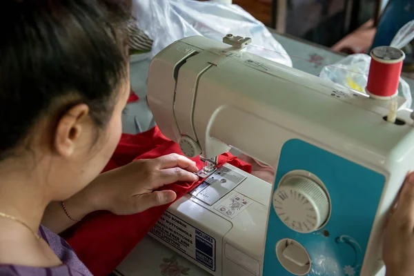 Donna Sarta Che Lavora Facendo Vestiti Una Macchina Cucire — Foto Stock