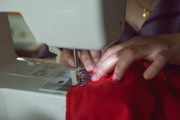 Mulher Costureira Trabalhando Fazendo Roupas Uma Máquina Costura — Fotografia de Stock