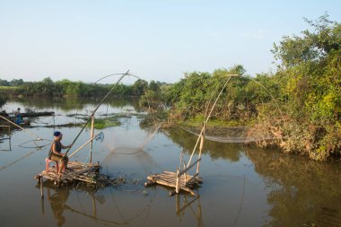  Nakhon Phanom, Tayland - 14 Eylül 2018: yaşlı kadın catch balık üzerinde rive gurur ile
