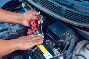 Install pil anahtar garajında ile çalışan araba tamircisi. Tamir Servisi.