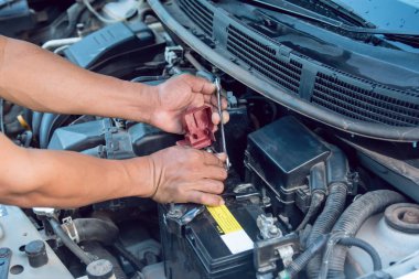 Install pil anahtar garajında ile çalışan araba tamircisi. Tamir Servisi.