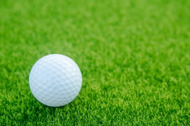 Golf topu üzerinde yeşil çim golf sahasında oynamaya hazır. kopya alanı ile