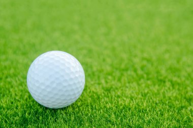 Golf topu üzerinde yeşil çim golf sahasında oynamaya hazır. kopya alanı ile