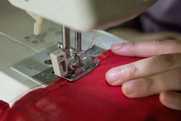 Femme Couturière Travaillant Confection Vêtements Sur Une Machine Coudre — Photo