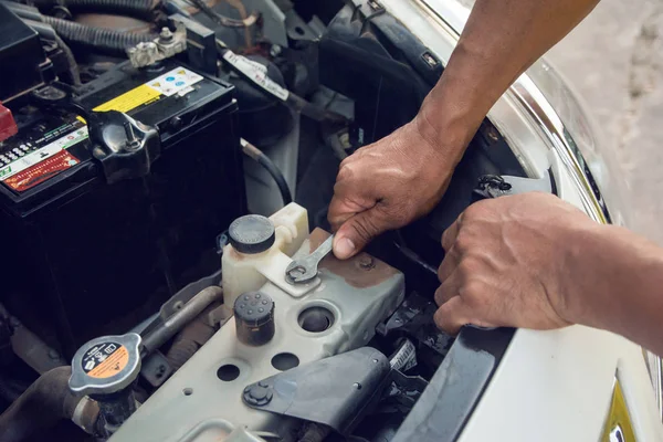 Mekanik Mobil Bekerja Dengan Kunci Pas Garasi Perbaiki Layanan — Stok Foto