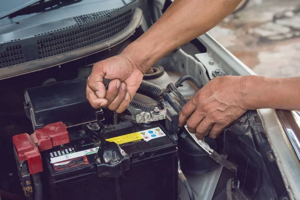 Carro Mecânico Trabalho Instale Bateria Com Chave Garagem Serviço Reparação — Fotografia de Stock