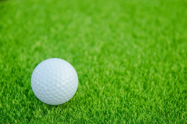 Golf Topu Üzerinde Yeşil Çim Golf Sahasında Oynamaya Hazır Kopya — Stok fotoğraf