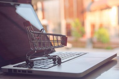 Online kavramı alışveriş - online web üzerinde hizmet alışveriş. evlere servis sunmaktadır. Bir dizüstü bilgisayar klavye üzerinde boş alışveriş sepeti