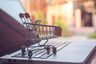Online kavramı alışveriş - online web üzerinde hizmet alışveriş. evlere servis sunmaktadır. Bir dizüstü bilgisayar klavye üzerinde boş alışveriş sepeti