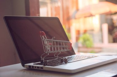 Online kavramı alışveriş - online web üzerinde hizmet alışveriş. evlere servis sunmaktadır. Bir dizüstü bilgisayar klavye üzerinde boş alışveriş sepeti