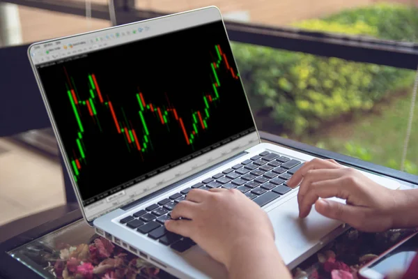 Forex kavramı: hisse senedi Alım Satım forex laptop ile çalışan iş adamları