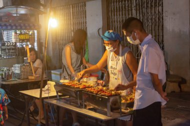 Nakhon Phanom, Tayland - Eki 19, 2018 : kadın monger satmak barbekü