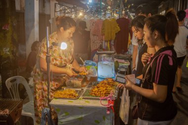Nakhon Phanom, Tayland - Eki 19, 2018 : kadın monger Satmak Izgara