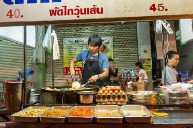 Nakhon Phanom, Tayland - Eki 21, 2018 : Taylandlı erkek şef yemek 