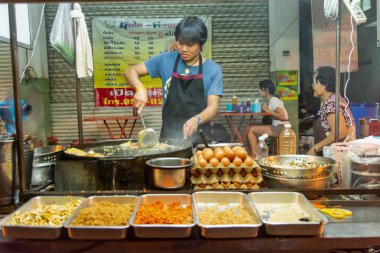 Nakhon Phanom, Tayland - Eki 21, 2018 : Taylandlı erkek şef yemek 