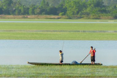 Nakhon Phanom, Tayland - Eki 16, 2018 : İki çocuk tahta kürek 