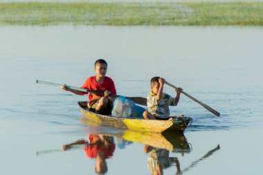 Nakhon Phanom, Tayland - Eki 16, 2018 : İki çocuk tahta kürek 