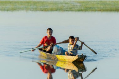 Nakhon Phanom, Tayland - Eki 16, 2018 : İki çocuk tahta kürek 