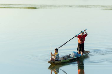 Nakhon Phanom, Tayland - Eki 16, 2018 : İki çocuk tahta kürek 