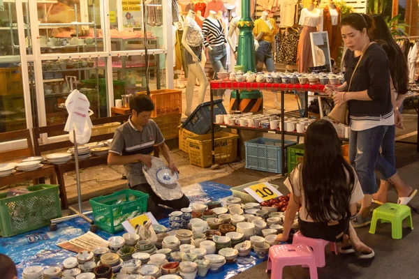 Nakhon Phanom, Thailand-okt 19, 2018: handelaar verkopen keramiek c — Stockfoto