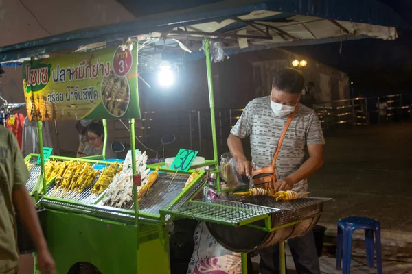 Nakhon Phanom, Thaiföld-október 19, 2018: kereskedő eladni grillezett s — Stock Fotó