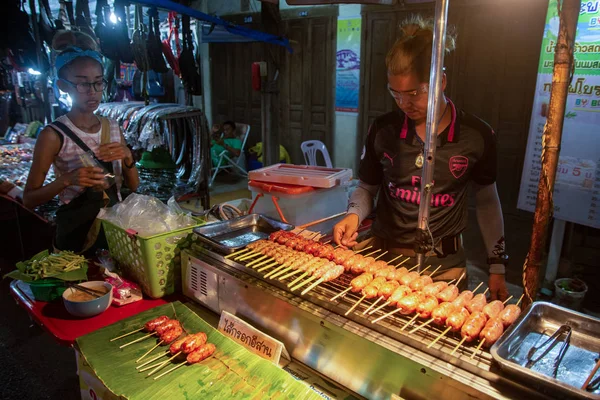 Nakhon Phanom, Thailand-okt 19, 2018: Merchant sell Isan saus — Stockfoto