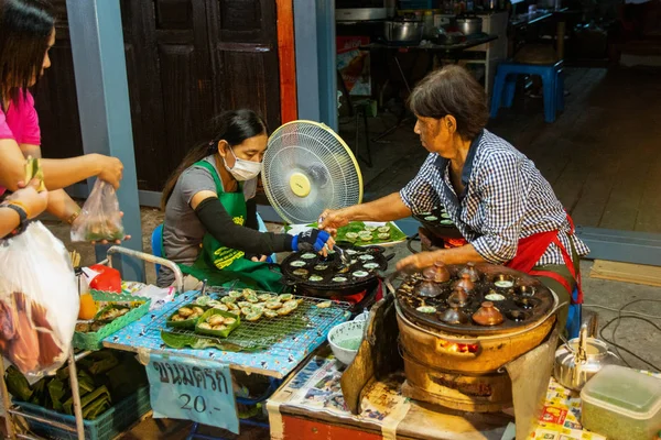 Nakhon Phanom, Thaiföld-október 21, 2018: nő kereskedő eladás fajta — Stock Fotó