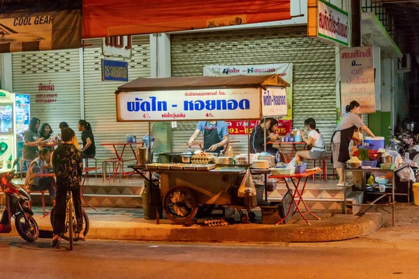 Nakhon Phanom, Thailand-okt 21, 2018: Thaise chef-kok koken — Stockfoto