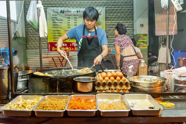 Nakhon Phanom, Tayland - Eki 21, 2018 : Taylandlı erkek şef yemek — Stok fotoğraf