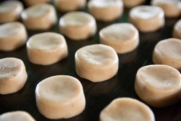 Galletas de Singapur en bandeja preparándose al horno —  Fotos de Stock