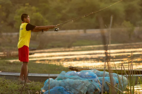 NAKHON PHANOM, TAILANDIA - 23 DE OCTUBRE DE 2018: Joven pescador — Foto de Stock