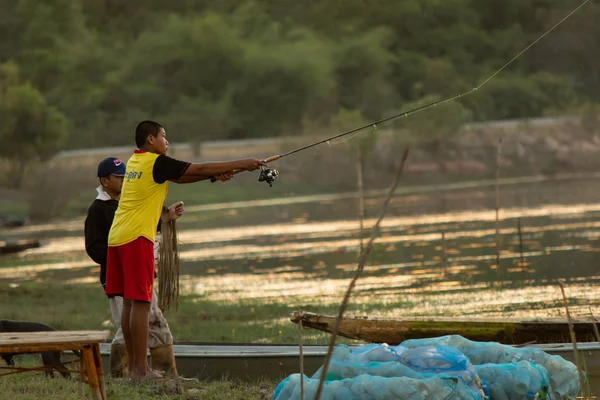 Νάκον Φανόμ, Ταϊλάνδη-23 Οκτ, 2018: Ψάρεμα νεαρού ανθρώπου — Φωτογραφία Αρχείου